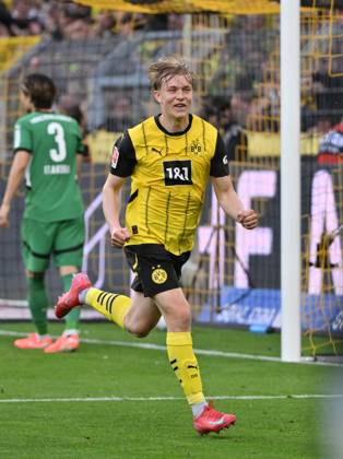 Jubel Daniel Svensson (Borussia Dortmund) 20.04.2025, Fussball 1. Bundesliga, 30. Spieltag, Saison 2024 2025 Borussia Dortmund - Borussia Mönchengladbach 3:2 Foto: Maik Hölter Team2 DFL regulations prohibit any use of photographs as image sequences and or quasi-video Dortmund Signal Iduna Park Nordrhein Westfalen Deutschland