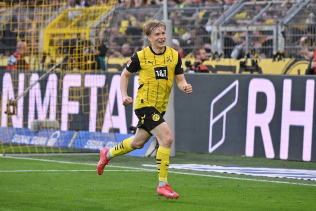 Jubel Daniel Svensson (Borussia Dortmund) 20.04.2025, Fussball 1. Bundesliga, 30. Spieltag, Saison 2024 2025 Borussia Dortmund - Borussia Mönchengladbach 3:2 Foto: Maik Hölter Team2 DFL regulations prohibit any use of photographs as image sequences and or quasi-video Dortmund Signal Iduna Park Nordrhein Westfalen Deutschland