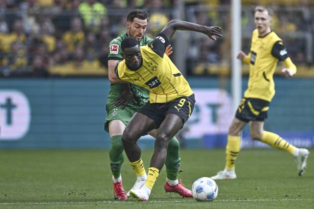 v. li. im Zweikampf Joe Scally (Moenchengladbach 29) Serhou Guirassy (Dortmund 9) 20.04.2025 Fussball Borussia Dortmund vs Borussia Moenchengladbach, Signal Iduna Park, Dortmund, DFB DFL REGULATIONS PROHIBIT ANY USE OF PHOTOGRAPHS AS IMAGE SEQUENCES AND OR QUASI-VIDEO