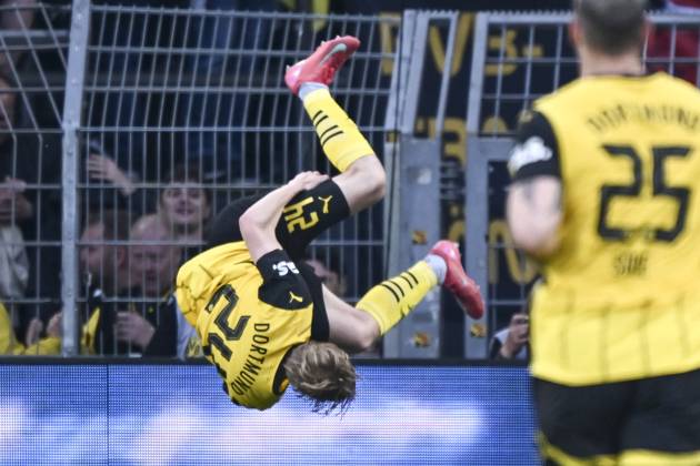 Daniel Svensson (Dortmund 24) jubelt nach dem Tor zum 3:1 mit einem Salto 20.04.2025 Fussball Borussia Dortmund vs Borussia Moenchengladbach, Signal Iduna Park, Dortmund, DFB DFL REGULATIONS PROHIBIT ANY USE OF PHOTOGRAPHS AS IMAGE SEQUENCES AND OR QUASI-VIDEO
