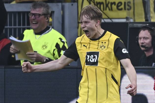 Daniel Svensson (Dortmund 24) jubelt nach dem Tor zum 3:1 20.04.2025 Fussball Borussia Dortmund vs Borussia Moenchengladbach, Signal Iduna Park, Dortmund, DFB DFL REGULATIONS PROHIBIT ANY USE OF PHOTOGRAPHS AS IMAGE SEQUENCES AND OR QUASI-VIDEO
