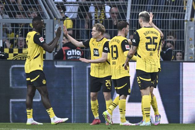 Daniel Svensson (Dortmund 24) jubelt nach dem Tor zum 3:1 mit Serhou Guirassy (Dortmund 9) 20.04.2025 Fussball Borussia Dortmund vs Borussia Moenchengladbach, Signal Iduna Park, Dortmund, DFB DFL REGULATIONS PROHIBIT ANY USE OF PHOTOGRAPHS AS IMAGE SEQUENCES AND OR QUASI-VIDEO