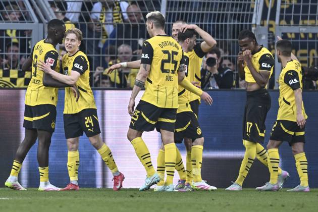 Daniel Svensson (Dortmund 24) jubelt nach dem Tor zum 3:1 mit Serhou Guirassy (Dortmund 9) 20.04.2025 Fussball Borussia Dortmund vs Borussia Moenchengladbach, Signal Iduna Park, Dortmund, DFB DFL REGULATIONS PROHIBIT ANY USE OF PHOTOGRAPHS AS IMAGE SEQUENCES AND OR QUASI-VIDEO