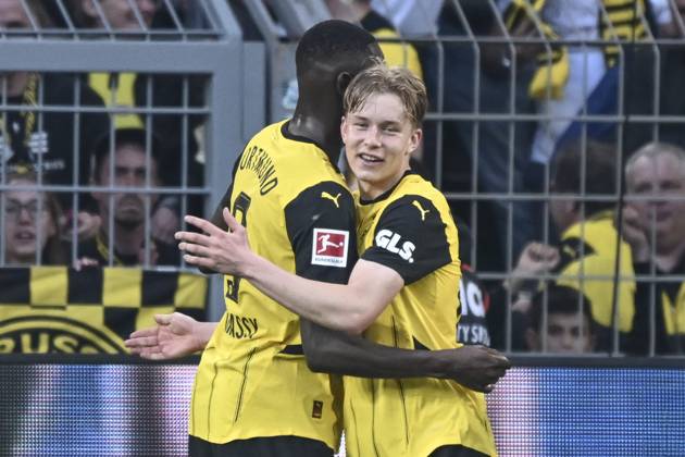 Daniel Svensson (Dortmund 24) jubelt nach dem Tor zum 3:1 mit Serhou Guirassy (Dortmund 9) 20.04.2025 Fussball Borussia Dortmund vs Borussia Moenchengladbach, Signal Iduna Park, Dortmund, DFB DFL REGULATIONS PROHIBIT ANY USE OF PHOTOGRAPHS AS IMAGE SEQUENCES AND OR QUASI-VIDEO