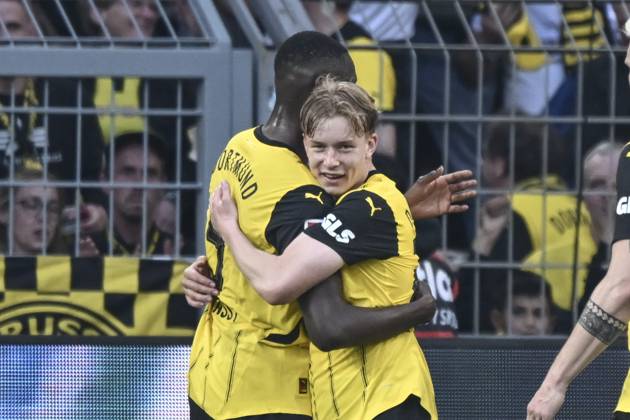 Daniel Svensson (Dortmund 24) jubelt nach dem Tor zum 3:1 mit Serhou Guirassy (Dortmund 9) 20.04.2025 Fussball Borussia Dortmund vs Borussia Moenchengladbach, Signal Iduna Park, Dortmund, DFB DFL REGULATIONS PROHIBIT ANY USE OF PHOTOGRAPHS AS IMAGE SEQUENCES AND OR QUASI-VIDEO
