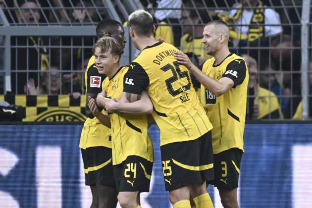 Daniel Svensson (Dortmund 24) jubelt nach dem Tor zum 3:1 mit der Mannschaft 20.04.2025 Fussball Borussia Dortmund vs Borussia Moenchengladbach, Signal Iduna Park, Dortmund, DFB DFL REGULATIONS PROHIBIT ANY USE OF PHOTOGRAPHS AS IMAGE SEQUENCES AND OR QUASI-VIDEO