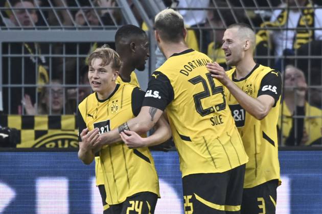 Daniel Svensson (Dortmund 24) jubelt nach dem Tor zum 3:1 mit der Mannschaft 20.04.2025 Fussball Borussia Dortmund vs Borussia Moenchengladbach, Signal Iduna Park, Dortmund, DFB DFL REGULATIONS PROHIBIT ANY USE OF PHOTOGRAPHS AS IMAGE SEQUENCES AND OR QUASI-VIDEO