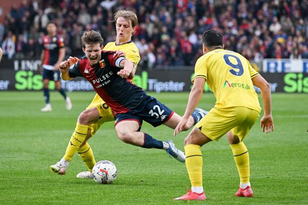 Genoa™s Morten Frendrup fights for the ball with Lazio™s Nicolo Rovella during the Serie A soccer match between Genoa and Lazio at the Luigi Ferraris Stadium in Genoa, Italy - Wednesday, April 23, 2025. - Soccer .  Copyright: xTanoxPecoraro LaPressex