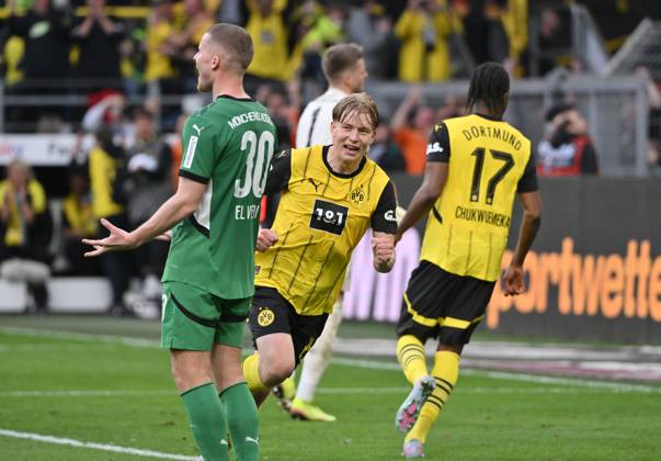 Jubel 3:1 Daniel Svensson (Borussia Dortmund) 20.04.2025, Fussball 1. Bundesliga, 30. Spieltag, Saison 2024 2025 Borussia Dortmund - Borussia Mönchengladbach 3:2 Foto: Maik Hölter Team2 DFL regulations prohibit any use of photographs as image sequences and or quasi-video Dortmund Signal Iduna Park Nordrhein Westfalen Deutschland