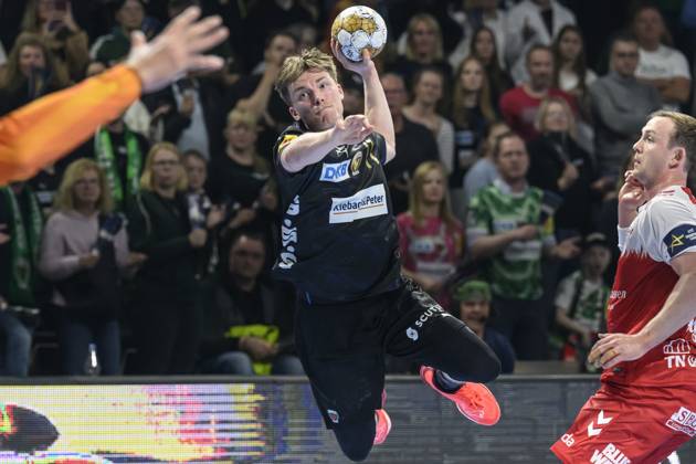 im Bild v.l.: Nils Lichtlein (Fuechse Berlin, 17), Zweikampf, Action, Kampf, kaempft um den Ball, GER, Berlin, Handball, Fuechse Berlin vs Aalborg Handbold, HF Champions-League, in der Max Schmeling Halle, 24.04.2025, Copyright: HMBxMedia UwexKoch