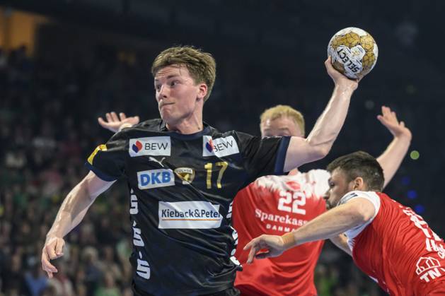 im Bild v.l.: Nils Lichtlein (Fuechse Berlin, 17), geht aufs Tor, Zweikampf, Action, Kampf, kaempft um den Ball, GER, Berlin, Handball, Fuechse Berlin vs Aalborg Handbold, HF Champions-League, in der Max Schmeling Halle, 24.04.2025, Copyright: HMBxMedia UwexKoch