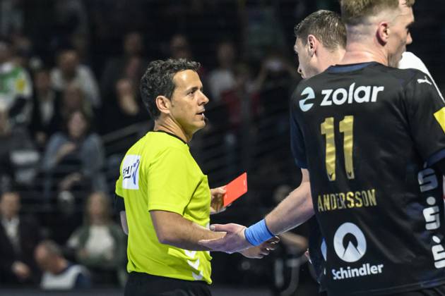 im Bild v.l.: Mijajlo Marsenic (Fuechse Berlin, 93), bekommt, sieht Rot, GER, Berlin, Handball, Fuechse Berlin vs Aalborg Handbold, HF Champions-League, in der Max Schmeling Halle, 24.04.2025, Copyright: HMBxMedia UwexKoch