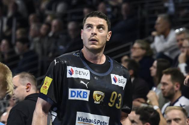 im Bild v.l.: Mijajlo Marsenic (Fuechse Berlin, 93), bekommt, sieht Rot, GER, Berlin, Handball, Fuechse Berlin vs Aalborg Handbold, HF Champions-League, in der Max Schmeling Halle, 24.04.2025, Copyright: HMBxMedia UwexKoch