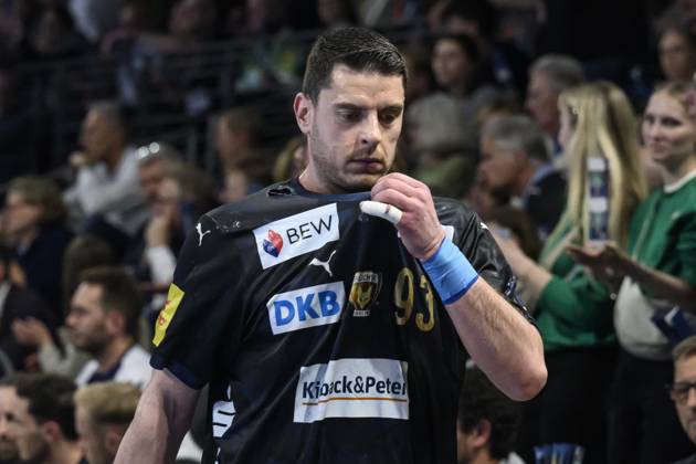 im Bild v.l.: Mijajlo Marsenic (Fuechse Berlin, 93), bekommt, sieht Rot, GER, Berlin, Handball, Fuechse Berlin vs Aalborg Handbold, HF Champions-League, in der Max Schmeling Halle, 24.04.2025, Copyright: HMBxMedia UwexKoch