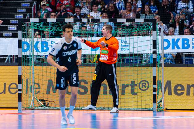 Joel Birlehm (TSV Hannover-Burgdorf, Nr. 35) (v.l.), TSV Hannover-Burgdorf (weiss) gegen TBV Lemgo Lippe (blau) am 27. Spieltag der Saison 2024 2025 in der DAIKIN Handball-Bundesliga (25.04.2025, ZAG Arena (Hannover, GER), Copyright: xJanxGuentherx xTSVxHannover-Burgdorfx