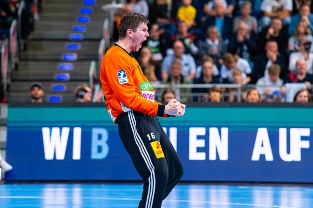 Simon Gade (TSV Hannover-Burgdorf, Nr. 16) (v.l.), TSV Hannover-Burgdorf (weiss) gegen TBV Lemgo Lippe (blau) am 27. Spieltag der Saison 2024 2025 in der DAIKIN Handball-Bundesliga (25.04.2025, ZAG Arena (Hannover, GER), Copyright: xJanxGuentherx xTSVxHannover-Burgdorfx