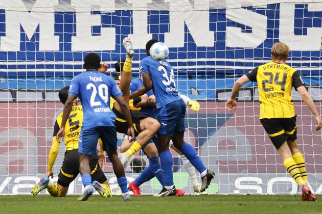 Im Strafraum von TSG Hoffenheim , Deutschland, Fussball, 1. Bundesliga, 31.Spieltag, 2024 2025, TSG Hoffenheim vs. Borussia Dortmund, 26.04.2025, PreZero Arena, Sinsheim, Deutschland DFL REGULATIONS PROHIBIT ANY USE OF PHOTOGRAPHS AS IMAGE SEQUENCES AND OR QUASI-VIDEO. Sinsheim PreZero Arena Baden-Württemberg Deutschland Copyright: xGrantxHubbsx
