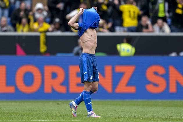 Andrej Kramaric (Hoffenheim, 27), Spieler der TSG 1899 Hoffenheim, Freisteller, Ganzkörper, Einzelbild, Einzelfoto, Aktion, Action, enttäuscht schauend, Enttäuschung, Frustration, disappointed, pessimistisch, nach dem Gegentor zum 2:3, Spielszene, 26.04.2025, Sinsheim (Deutschland), Fussball, Bundesliga, TSG 1899 Hoffenheim - Borussia Dortmund, DFB DFL REGULATIONS PROHIBIT ANY USE OF PHOTOGRAPHS AS IMAGE SEQUENCES AND OR QUASI-VIDEO.
