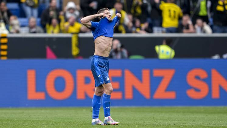 Andrej Kramaric (Hoffenheim, 27), Spieler der TSG 1899 Hoffenheim, Freisteller, Ganzkörper, Einzelbild, Einzelfoto, Aktion, Action, enttäuscht schauend, Enttäuschung, Frustration, disappointed, pessimistisch, nach dem Gegentor zum 2:3, Spielszene, 26.04.2025, Sinsheim (Deutschland), Fussball, Bundesliga, TSG 1899 Hoffenheim - Borussia Dortmund, DFB DFL REGULATIONS PROHIBIT ANY USE OF PHOTOGRAPHS AS IMAGE SEQUENCES AND OR QUASI-VIDEO.