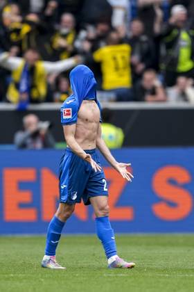 Andrej Kramaric (Hoffenheim, 27), Spieler der TSG 1899 Hoffenheim, Freisteller, Ganzkörper, Einzelbild, Einzelfoto, Aktion, Action, enttäuscht schauend, Enttäuschung, Frustration, disappointed, pessimistisch, nach dem Gegentor zum 2:3, Spielszene, 26.04.2025, Sinsheim (Deutschland), Fussball, Bundesliga, TSG 1899 Hoffenheim - Borussia Dortmund, DFB DFL REGULATIONS PROHIBIT ANY USE OF PHOTOGRAPHS AS IMAGE SEQUENCES AND OR QUASI-VIDEO.