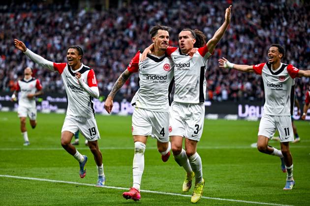 Robin Koch (Eintracht Frankfurt, 04) und Arthur Theate (Eintracht Frankfurt, 03) bejubeln das Tor zum 4:0, dahinter Jean-Matteo Bahoya (Eintracht Frankfurt, 19) und Hugo Ekitike (Eintracht Frankfurt, 11), GER, Eintracht Frankfurt vs. RB Leipzig, Fussball, 1. Bundesliga, 31. Spieltag, Saison 2024 2025, 26.04.2025. DFL REGULATIONS PROHIBIT ANY USE OF PHOTOGRAPHS as IMAGE SEQUENCES and or QUASI-VIDEO. GER, Eintracht Frankfurt vs. RB Leipzig, Fussball, 1. Bundesliga, 31. Spieltag, Saison 2024 2025, 26.04.2025. Frankfurt am Main Copyright: xEibner-Pressefoto FlorianxWiegandx EP_FWD