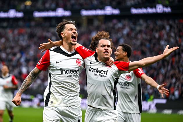 Robin Koch (Eintracht Frankfurt, 04) und Arthur Theate (Eintracht Frankfurt, 03) bejubeln das Tor zum 4:0, GER, Eintracht Frankfurt vs. RB Leipzig, Fussball, 1. Bundesliga, 31. Spieltag, Saison 2024 2025, 26.04.2025. DFL REGULATIONS PROHIBIT ANY USE OF PHOTOGRAPHS as IMAGE SEQUENCES and or QUASI-VIDEO. GER, Eintracht Frankfurt vs. RB Leipzig, Fussball, 1. Bundesliga, 31. Spieltag, Saison 2024 2025, 26.04.2025. Frankfurt am Main Copyright: xEibner-Pressefoto FlorianxWiegandx EP_FWD