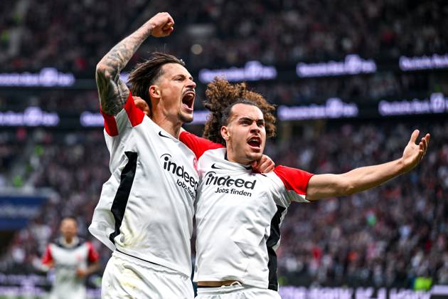 Robin Koch (Eintracht Frankfurt, 04) und Arthur Theate (Eintracht Frankfurt, 03) bejubeln das Tor zum 4:0, GER, Eintracht Frankfurt vs. RB Leipzig, Fussball, 1. Bundesliga, 31. Spieltag, Saison 2024 2025, 26.04.2025. DFL REGULATIONS PROHIBIT ANY USE OF PHOTOGRAPHS as IMAGE SEQUENCES and or QUASI-VIDEO. GER, Eintracht Frankfurt vs. RB Leipzig, Fussball, 1. Bundesliga, 31. Spieltag, Saison 2024 2025, 26.04.2025. Frankfurt am Main Copyright: xEibner-Pressefoto FlorianxWiegandx EP_FWD