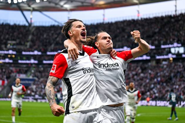 Robin Koch (Eintracht Frankfurt, 04) und Arthur Theate (Eintracht Frankfurt, 03) bejubeln das Tor zum 4:0, GER, Eintracht Frankfurt vs. RB Leipzig, Fussball, 1. Bundesliga, 31. Spieltag, Saison 2024 2025, 26.04.2025. DFL REGULATIONS PROHIBIT ANY USE OF PHOTOGRAPHS as IMAGE SEQUENCES and or QUASI-VIDEO. GER, Eintracht Frankfurt vs. RB Leipzig, Fussball, 1. Bundesliga, 31. Spieltag, Saison 2024 2025, 26.04.2025. Frankfurt am Main Copyright: xEibner-Pressefoto FlorianxWiegandx EP_FWD