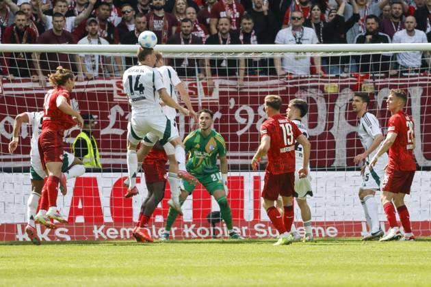 Im Strafraum von FC Schalke 04 , Deutschland, Fussball, 2. Bundesliga, 31.Spieltag, 2024 2025, 1.FC Kaiserslautern vs. FC Schalke 04, 27.04.2025, Fritz-Walter-Stadion, Kaiserslautern, Deutschland DFL REGULATIONS PROHIBIT ANY USE OF PHOTOGRAPHS AS IMAGE SEQUENCES AND OR QUASI-VIDEO. Kaiserslautern Fritz-Walter-Stadion Baden-Württemberg Deutschland Copyright: xGrantxHubbsx