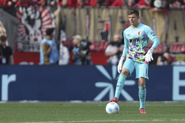 Torwart Finn Dahmen (FC Augsburg) in Aktion, am Ball, Einzelaktion waehrend des Spiels der 1. Bundesliga zwischen Bayer 04 Leverkusen und FC Augsburg, BayArena am 26. April 2025 in Leverkusen, Deutschland. (Foto von Oliver Kaelke DeFodi Images) +++ Torwart Finn Dahmen (FC Augsburg) controls the ball during the Bundesliga match between Bayer 04 Leverkusen and FC Augsburg at BayArena on April 26, 2025 in Leverkusen, Germany. (Photo by Oliver Kaelke DeFodi Images) DFL regulations prohibit any use of photographs as image sequences and or quasi-video. (Photo by Oliver Kaelke DeFodi Images)