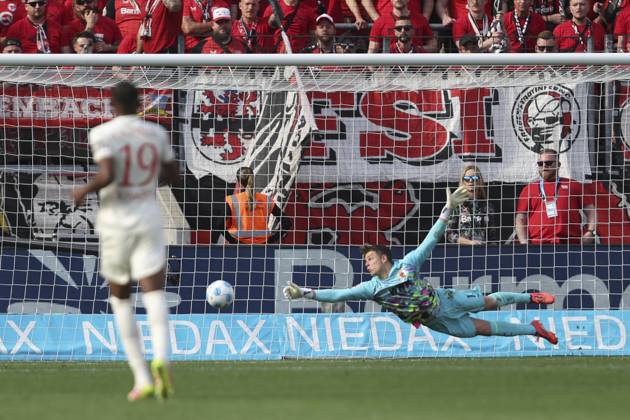 Torwart Finn Dahmen (FC Augsburg) in Aktion, am Ball, Einzelaktion waehrend des Spiels der 1. Bundesliga zwischen Bayer 04 Leverkusen und FC Augsburg, BayArena am 26. April 2025 in Leverkusen, Deutschland. (Foto von Oliver Kaelke DeFodi Images) +++ Torwart Finn Dahmen (FC Augsburg) controls the ball during the Bundesliga match between Bayer 04 Leverkusen and FC Augsburg at BayArena on April 26, 2025 in Leverkusen, Germany. (Photo by Oliver Kaelke DeFodi Images) DFL regulations prohibit any use of photographs as image sequences and or quasi-video. (Photo by Oliver Kaelke DeFodi Images)