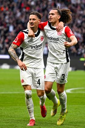 Robin Koch (Eintracht Frankfurt, 04) und Arthur Theate (Eintracht Frankfurt, 03) bejubeln das Tor zum 4:0, GER, Eintracht Frankfurt vs. RB Leipzig, Fussball, 1. Bundesliga, 31. Spieltag, Saison 2024 2025, 26.04.2025. DFL REGULATIONS PROHIBIT ANY USE OF PHOTOGRAPHS as IMAGE SEQUENCES and or QUASI-VIDEO. GER, Eintracht Frankfurt vs. RB Leipzig, Fussball, 1. Bundesliga, 31. Spieltag, Saison 2024 2025, 26.04.2025. Frankfurt am Main Copyright: xEibner-Pressefoto FlorianxWiegandx EP_FWD