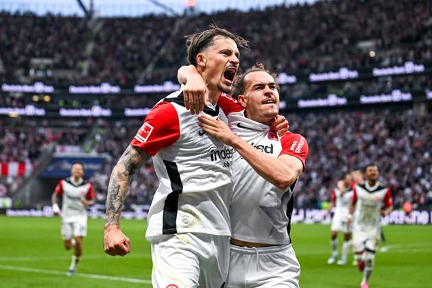 Robin Koch (Eintracht Frankfurt, 04) und Arthur Theate (Eintracht Frankfurt, 03) bejubeln das Tor zum 4:0, GER, Eintracht Frankfurt vs. RB Leipzig, Fussball, 1. Bundesliga, 31. Spieltag, Saison 2024 2025, 26.04.2025. DFL REGULATIONS PROHIBIT ANY USE OF PHOTOGRAPHS as IMAGE SEQUENCES and or QUASI-VIDEO. GER, Eintracht Frankfurt vs. RB Leipzig, Fussball, 1. Bundesliga, 31. Spieltag, Saison 2024 2025, 26.04.2025. Frankfurt am Main Copyright: xEibner-Pressefoto FlorianxWiegandx EP_FWD