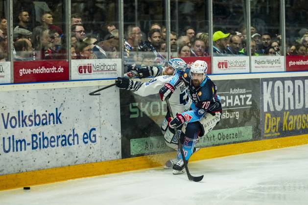 Kampf um den Puck Zweikampf zwischen Maximilian Hadraschek (Towerstars Ravensburg, 70) und Yannick Drews (Dresdner Eisloewen, 53), GER, Ravensburg Towerstars vs. Dresdner Eisloewen, Eishockey, DEL2, Spielzeit 2024 2025, Playoff Finale Spiel 7, 29.04.25 GER, Ravensburg Towerstars vs. Dresdner Eisloewen, Eishockey, DEL2, Spielzeit 2024 2025, Playoff Finale Spiel 7, 29.04.25 Ravenburg Copyright: xEibner-Pressefoto MaximilianxRistx EP_MRT