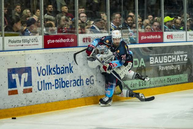 Kampf um den Puck Zweikampf zwischen Maximilian Hadraschek (Towerstars Ravensburg, 70) und Yannick Drews (Dresdner Eisloewen, 53), GER, Ravensburg Towerstars vs. Dresdner Eisloewen, Eishockey, DEL2, Spielzeit 2024 2025, Playoff Finale Spiel 7, 29.04.25 GER, Ravensburg Towerstars vs. Dresdner Eisloewen, Eishockey, DEL2, Spielzeit 2024 2025, Playoff Finale Spiel 7, 29.04.25 Ravenburg Copyright: xEibner-Pressefoto MaximilianxRistx EP_MRT