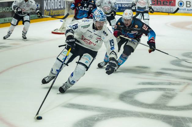 Kampf um den Puck Zweikampf zwischen Niklas Postel (Dresdner Eisloewen, 19) und Luca Hauf (Towerstars Ravensburg, 85), GER, Ravensburg Towerstars vs. Dresdner Eisloewen, Eishockey, DEL2, Spielzeit 2024 2025, Playoff Finale Spiel 7, 29.04.25 GER, Ravensburg Towerstars vs. Dresdner Eisloewen, Eishockey, DEL2, Spielzeit 2024 2025, Playoff Finale Spiel 7, 29.04.25 Ravenburg Copyright: xEibner-Pressefoto MaximilianxRistx EP_MRT