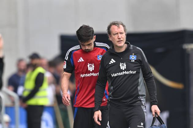 Fussball I Herren I Saison 2024-2025 I 2. Bundesliga I 32. Spieltag I SV Darmstadt 98 - Hamburger SV I 03.05.2025 Dennis Hadzikadunic (5, Hamburger SV) muss verletzt vom Feld Darmstadt Böllenfalltor Hessen Deutschland Copyright: xLobeca MaraxWolfx