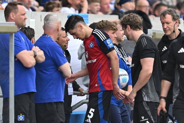 Fussball I Herren I Saison 2024-2025 I 2. Bundesliga I 32. Spieltag I SV Darmstadt 98 - Hamburger SV I 03.05.2025 Dennis Hadzikadunic (5, Hamburger SV) muss verletzt vom Feld Darmstadt Böllenfalltor Hessen Deutschland Copyright: xLobeca MaraxWolfx