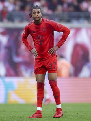 Michael Olise (FC Bayern Muenchen) schaut enttaeuscht, Bundesliga, RB Leipzig v FC Bayern München, Red Bull Arena am 03. May 2025 in Leipzig, Deutschland. (Foto von Marco Steinbrenner DeFodi Images) Michael Olise (FC Bayern Muenchen) looks dejected, Bundesliga, RB Leipzig v FC Bayern München, Red Bull Arena, May 3, 2025 in Leipzig, Germany. (Photo by Marco Steinbrenner DeFodi Images) DFL regulations prohibit any use of photographs as image sequences and or quasi-video.