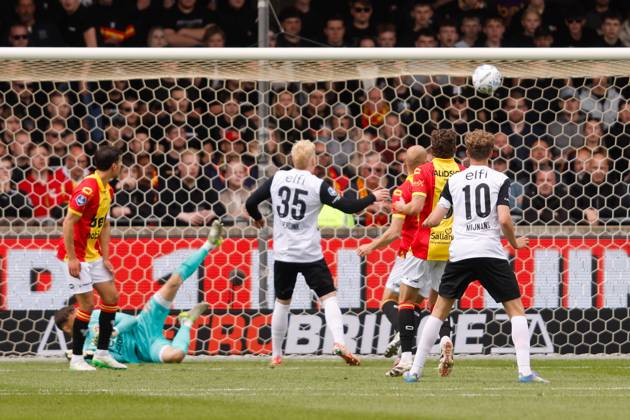 DEVENTER, Stadium De Adelaarshorst, 04-05-2025 , season 2024 2025 , Dutch Eredivisie. during the match Go Ahead Eagles - AZ, 0-1 of AZ, own goal of Go Ahead Eagles player Gerrit Nauber Go Ahead Eagles - AZ x29075152x Copyright: