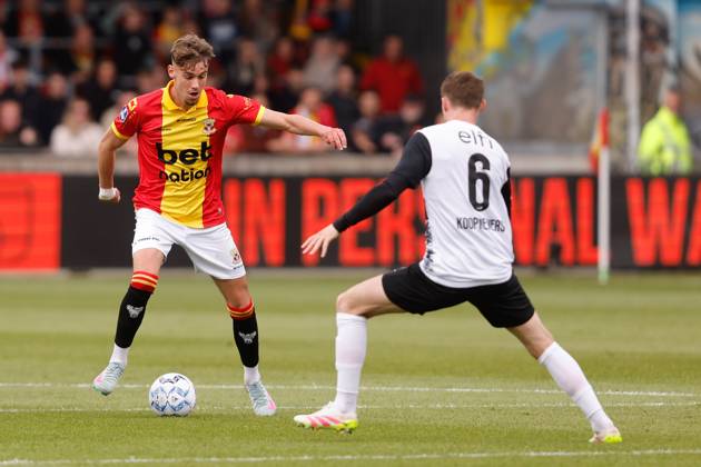 DEVENTER, Stadium De Adelaarshorst, 04-05-2025 , season 2024 2025 , Dutch Eredivisie. during the match Go Ahead Eagles - AZ, Go Ahead Eagles player Milan Smit, AZ player Peer Koopmeiners Go Ahead Eagles - AZ x29075209x Copyright: