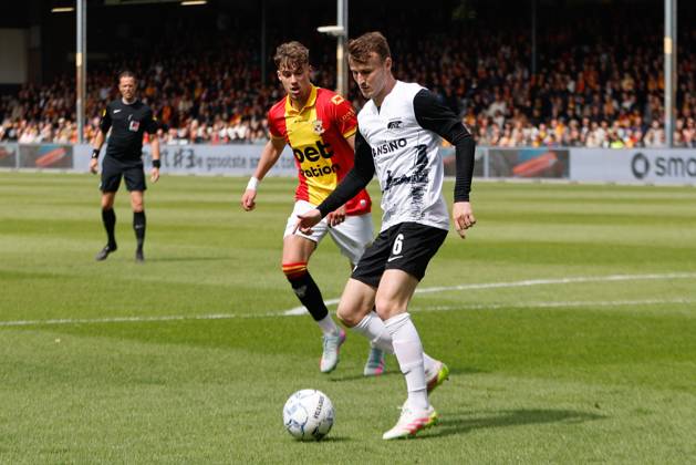 DEVENTER, Stadium De Adelaarshorst, 04-05-2025 , season 2024 2025 , Dutch Eredivisie. during the match Go Ahead Eagles - AZ, Go Ahead Eagles player Milan Smit, AZ player Peer Koopmeiners Go Ahead Eagles - AZ x29075225x Copyright: