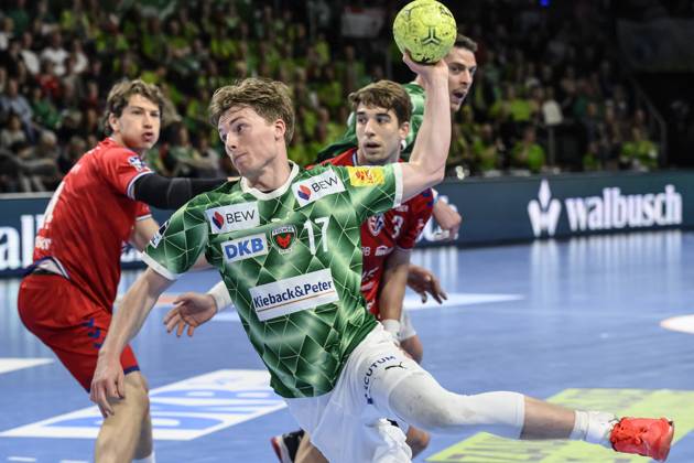 im Bild v.l.: Nils Lichtlein (Fuechse Berlin, 17), Nikola Vlahovic (SG BBM Bietigheim, 03), Zweikampf, Action, Kampf, kaempft um den Ball, GER, Berlin, Handball, Fuechse Berlin vs SG BBM Bietigheim, DAIKIN Handball-Bundesliga, in der Max Schmeling Halle, 04.05.2025, Copyright: HMBxMedia UwexKoch