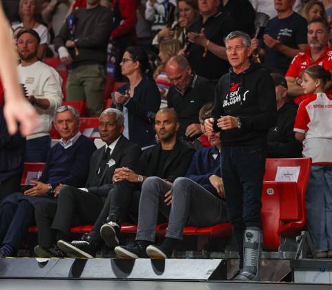 Herbert Hainer (FC Bayern Muenchen, Praesident) stehend mit Marko Pesic (FC Bayern Basketball, Geschaeftsfuehrer, Chief Executive Officer) und Tony Parker, GER, FC Bayern Basketball vs. BG Goettingen, Basketball, easycredit Basketball Bundesliga, BBL, 32. Spieltag, Saison 2024 2025, 04.05.2025, GER, FC Bayern Basketball vs. BG Goettingen, Basketball, easycredit Basketball Bundesliga, BBL, 32. Spieltag, Saison 2024 2025, 04.05.2025 Muenchen Copyright: xEibner-Pressefoto JennixMaulx EP_JML
