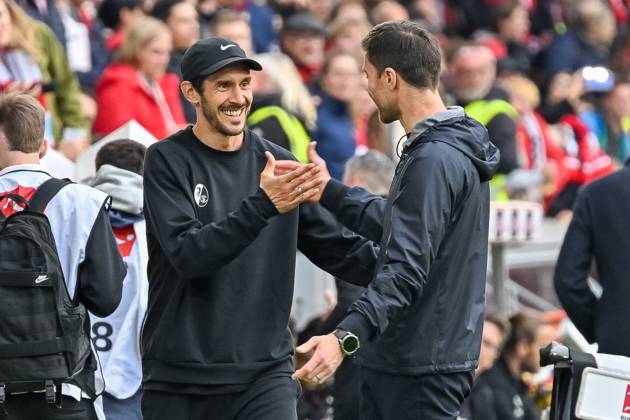 Julian Schuster (SC Freiburg, Trainer) und Xabi Alonso (Bayer 04 Leverkusen, Cheftrainer) begruessen sich vor dem Spiel. GER, SC Freiburg - Bayer 04 Leverkusen, Fussball, Bundesliga, 32. Spieltag, Saison 2024 2025, 04.05.2025 DFL DFB REGULATIONS PROHIBIT ANY USE OF PHOTOGRAPHS AS IMAGE SEQUENCES AND OR QUASI-VIDEO GER, SC Freiburg - Bayer 04 Leverkusen, Fussball, Bundesliga, 32. Spieltag, Saison 2024 2025, 04.05.2025 Freiburg Copyright: xEibner-Pressefoto ThomasxHessx EP_THS