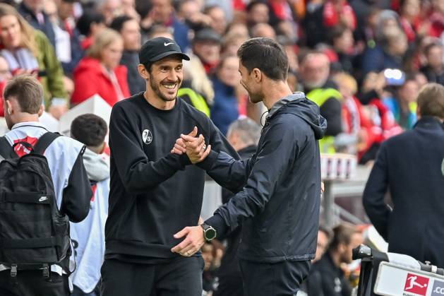Julian Schuster (SC Freiburg, Trainer) und Xabi Alonso (Bayer 04 Leverkusen, Cheftrainer) begruessen sich vor dem Spiel. GER, SC Freiburg - Bayer 04 Leverkusen, Fussball, Bundesliga, 32. Spieltag, Saison 2024 2025, 04.05.2025 DFL DFB REGULATIONS PROHIBIT ANY USE OF PHOTOGRAPHS AS IMAGE SEQUENCES AND OR QUASI-VIDEO GER, SC Freiburg - Bayer 04 Leverkusen, Fussball, Bundesliga, 32. Spieltag, Saison 2024 2025, 04.05.2025 Freiburg Copyright: xEibner-Pressefoto ThomasxHessx EP_THS