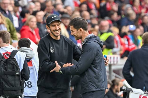 Julian Schuster (SC Freiburg, Trainer) und Xabi Alonso (Bayer 04 Leverkusen, Cheftrainer) begruessen sich vor dem Spiel. GER, SC Freiburg - Bayer 04 Leverkusen, Fussball, Bundesliga, 32. Spieltag, Saison 2024 2025, 04.05.2025 DFL DFB REGULATIONS PROHIBIT ANY USE OF PHOTOGRAPHS AS IMAGE SEQUENCES AND OR QUASI-VIDEO GER, SC Freiburg - Bayer 04 Leverkusen, Fussball, Bundesliga, 32. Spieltag, Saison 2024 2025, 04.05.2025 Freiburg Copyright: xEibner-Pressefoto ThomasxHessx EP_THS