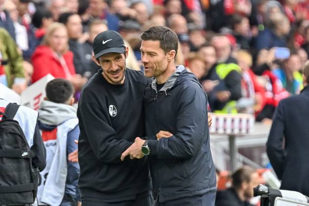 Julian Schuster (SC Freiburg, Trainer) und Xabi Alonso (Bayer 04 Leverkusen, Cheftrainer) begruessen sich vor dem Spiel. GER, SC Freiburg - Bayer 04 Leverkusen, Fussball, Bundesliga, 32. Spieltag, Saison 2024 2025, 04.05.2025 DFL DFB REGULATIONS PROHIBIT ANY USE OF PHOTOGRAPHS AS IMAGE SEQUENCES AND OR QUASI-VIDEO GER, SC Freiburg - Bayer 04 Leverkusen, Fussball, Bundesliga, 32. Spieltag, Saison 2024 2025, 04.05.2025 Freiburg Copyright: xEibner-Pressefoto ThomasxHessx EP_THS