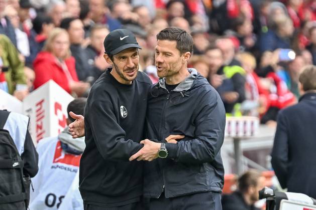 Julian Schuster (SC Freiburg, Trainer) und Xabi Alonso (Bayer 04 Leverkusen, Cheftrainer) begruessen sich vor dem Spiel. GER, SC Freiburg - Bayer 04 Leverkusen, Fussball, Bundesliga, 32. Spieltag, Saison 2024 2025, 04.05.2025 DFL DFB REGULATIONS PROHIBIT ANY USE OF PHOTOGRAPHS AS IMAGE SEQUENCES AND OR QUASI-VIDEO GER, SC Freiburg - Bayer 04 Leverkusen, Fussball, Bundesliga, 32. Spieltag, Saison 2024 2025, 04.05.2025 Freiburg Copyright: xEibner-Pressefoto ThomasxHessx EP_THS