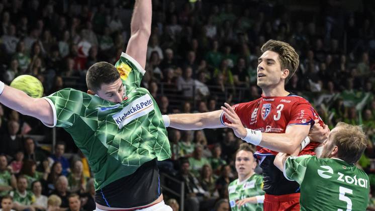 im Bild v.l.: Mijajlo Marsenic (Fuechse Berlin, 93), Nikola Vlahovic (SG BBM Bietigheim, 03), Zweikampf, Action, Kampf, kaempft um den Ball, GER, Berlin, Handball, Fuechse Berlin vs SG BBM Bietigheim, DAIKIN Handball-Bundesliga, in der Max Schmeling Halle, 04.05.2025, Copyright: HMBxMedia UwexKoch